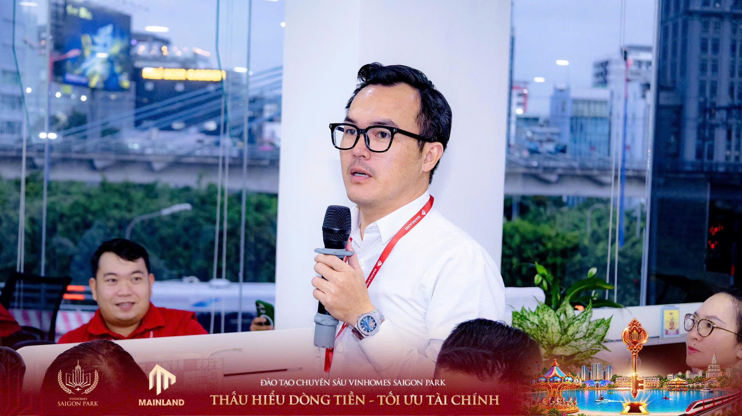 chuyen-vien-kinh-doanh-mainland-tham-gia-hoi-dap-cung-cdt